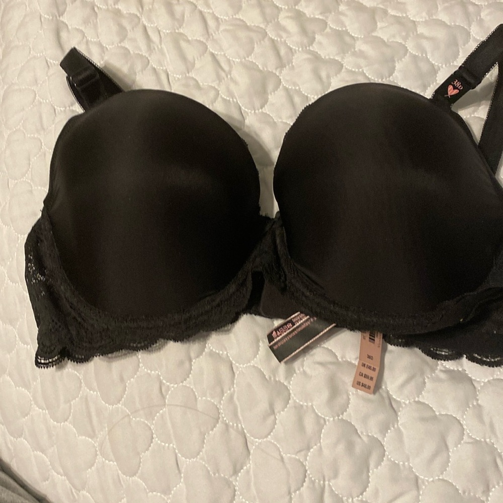 Victoria secret dream angel underwire Bra-lace trim

Lined Demi New with tags